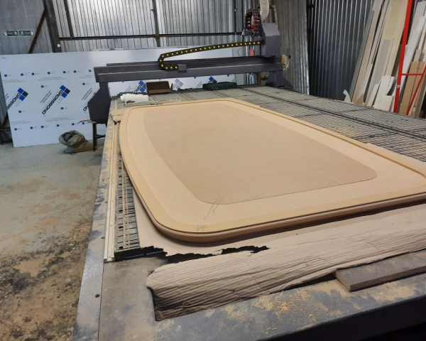 Изготовление стола 3.5 метра из МДФ-40мм  с выборкой под камень и торцевой обработкой в компании Вектор Идей
